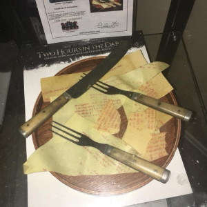 Plate, forks, knife and paper(latex) – Hellraiser: Judgment (2018)
