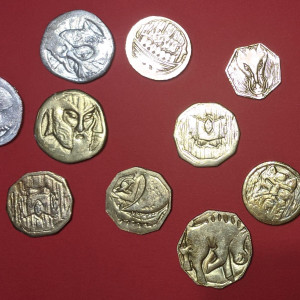 Gold and silver coins from the Erebor treasure hoard. – The Hobbit: The Desolation of Smaug (2013)