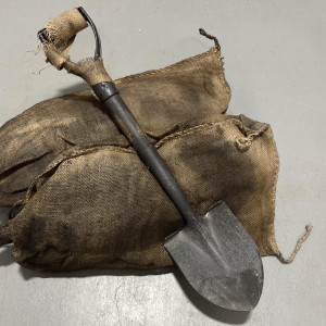 Hell Bags and tools – Bill & Ted Face the Music (2020)