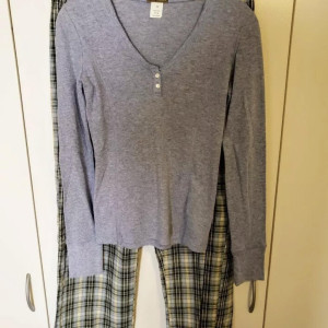 Pajama set costume owned by character Joey Potter – Dawson's Creek: Behind the Scenes (1999)