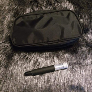 Aldous adrenaline needle and medical bag – Get Him to the Greek (2010)
