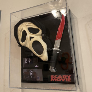 Killers knife and mask – Scary Movie (2000)