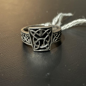 “Joline’s” (Heather Graham) shield ring – Committed (2000)