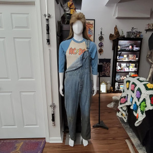 Overalls & ACDC Shirt – Joe Dirt (2001)