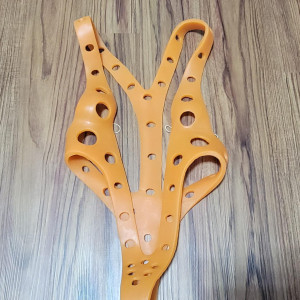 LeeLoo's orange suspenders – The Fifth Element (1997)