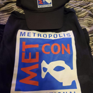Metropolis tshirt and hat – Smallville (2001)