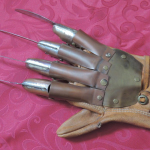 Freddy Krueger Part 2 promo glove – A Nightmare on Elm Street 2: Freddy's Revenge (1985)