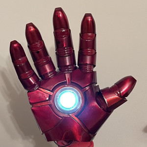 Mark III Suit Glove – Iron Man (2008)