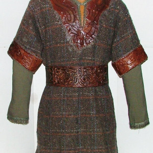 Screen worn "Kalf" short sleeve tunic with Dragon Embossed Leather trim – Vikings (2013)