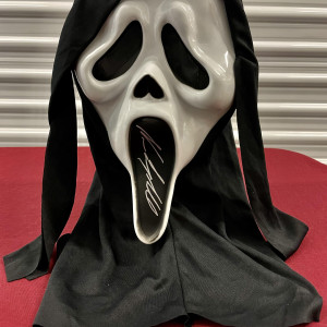 Replica Prop “Scream” “Ghostface mask” signed by Neve Campbell (“Sidney”) – Scream (1996)