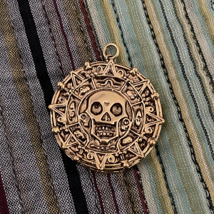 Aztec Gold Medallion – Pirates of the Caribbean: The Curse of the Black Pearl (2003)