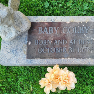 Baby Colby\\\'s Headstone and Angel Bust – Children of the Corn 666: Isaac's Return (1999)