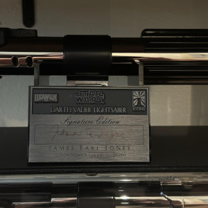 Star Wars ICONS Darth Vader Lightsaber EP4:ANH Signature Edition 637/1,000 James Earl Jones – Star Wars: Episode IV - A New Hope (1977)