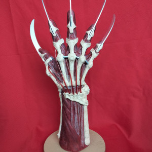 Crew Members Gift Display Claw – New Nightmare (1994)