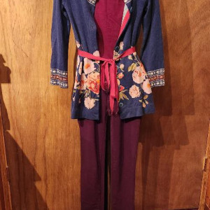 Emmas Rose Patterned Cardigan Outfit – Bates Motel (2013)