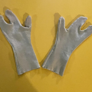 alien gloves – Married... with Children (1987)