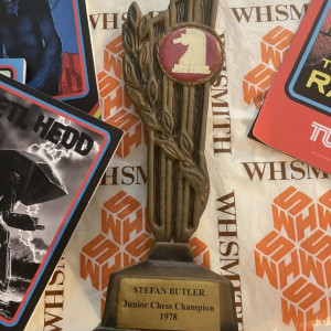 Stefan Butlers stunt trophy – Black Mirror: Bandersnatch (2018)