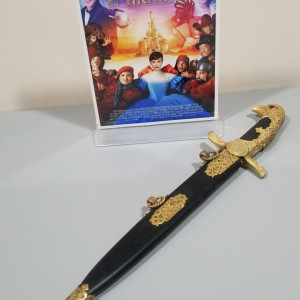 Screen used hero knife – Mirror Mirror (2012)