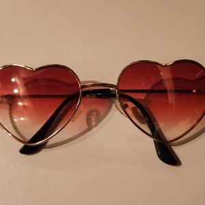 Sheriff Moon Zombie's heart shaped glasses – 3 from Hell (2019)