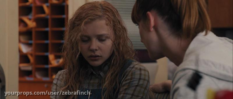 Chloe Grace Moretz Carrie's cross – Carrie (2013) – image 1