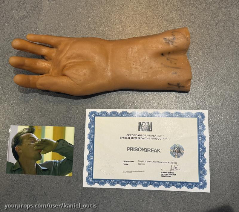 T-bag prosthetic hand – Prison Break (2005) – image 1