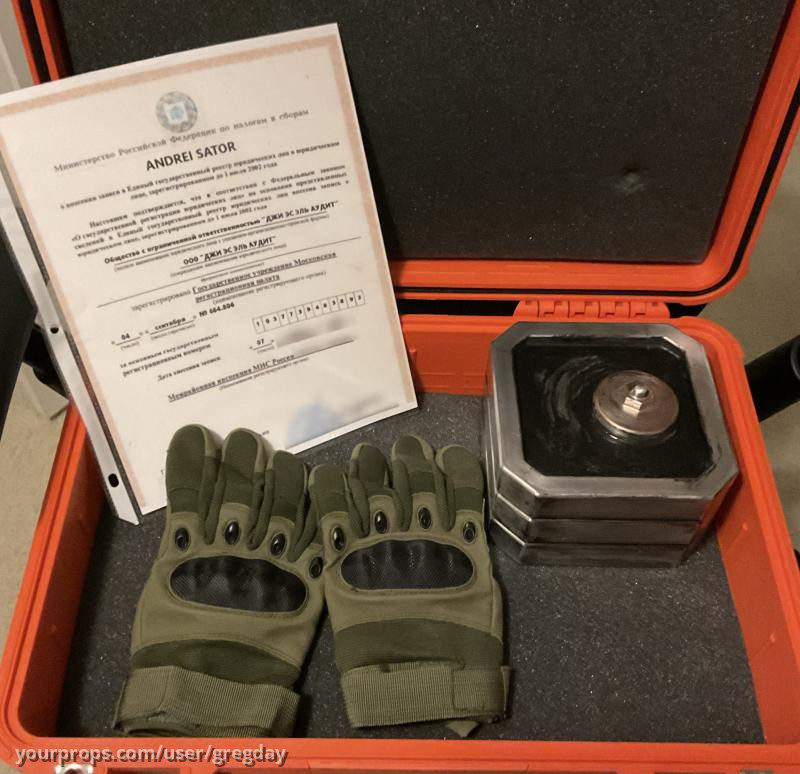 Tenet Gloves – Tenet (2020) – image 1