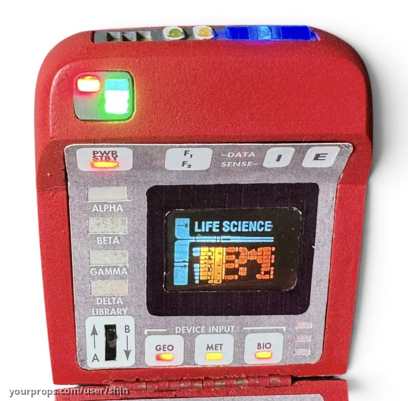Red Tricorder – Star Trek: Voyager (1995) – image 9