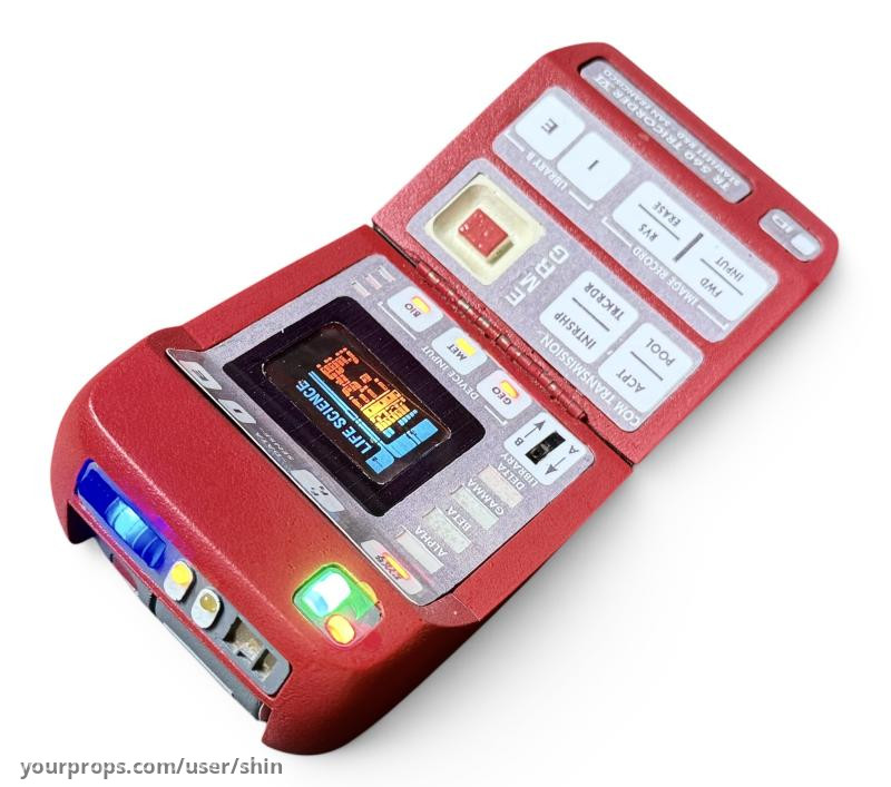 Red Tricorder – Star Trek: Voyager (1995) – image 10