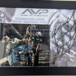 Scar costume peice and Ian Whyte autograph – Alien vs. Predator (2004)