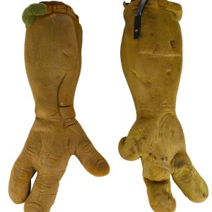 Two right hands for Donnie's suit – Teenage Mutant Ninja Turtles III (1993)